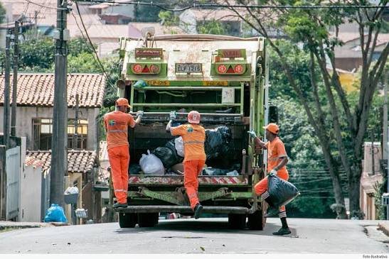 garis em caminhão de lixo