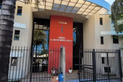 MC é condenada a pagar R$ 100 mil após show com nudez e simulação de sexo diante de adolescentes em Corumbá; entenda