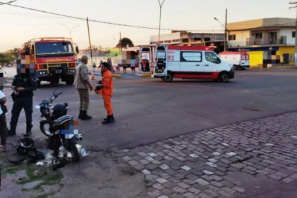 Acidente entre duas motos deixa três feridos em cruzamento movimentado no centro de Ladário
