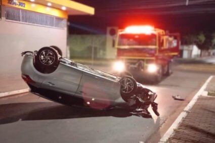 Câmera de casa flagra carro capotando em Corumbá; veja o vídeo do acidente que deixou mulher ferida
