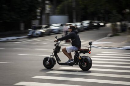 Bicicletas elétricas podem sofrer nova proibição e regras mais severas no Brasil; veja quem será impedido e as punições previstas