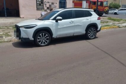 Acidente entre carro e moto em rotatória de Corumbá deixa motociclista ferido; há suspeita de fratura