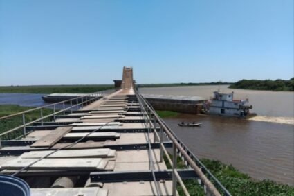 Barcaça atinge estrutura de captação de água de Corumbá e expõe risco no rio Paraguai; entenda o que acontece agora