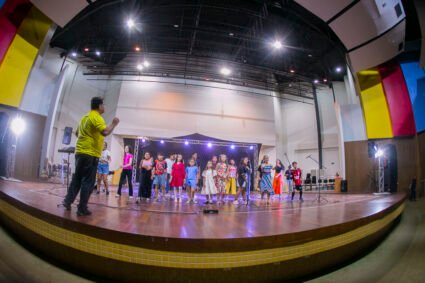 Corais, banda e crianças transformam Centro de Convenções de Corumbá em palco de espetáculo musical