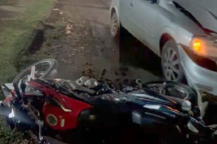 Colisão entre carro e motocicleta em Corumbá deixa dois feridos; motociclista de 66 anos sofreu lesão na perna