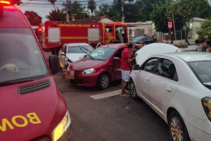 Acidente com três veículos mobiliza bombeiros no Centro de Corumbá e deixa pista contaminada por óleo e combustível