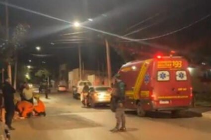 Casal fica ferido em grave colisão entre moto e carro em Corumbá; homem sofre corte de 15 cm na perna